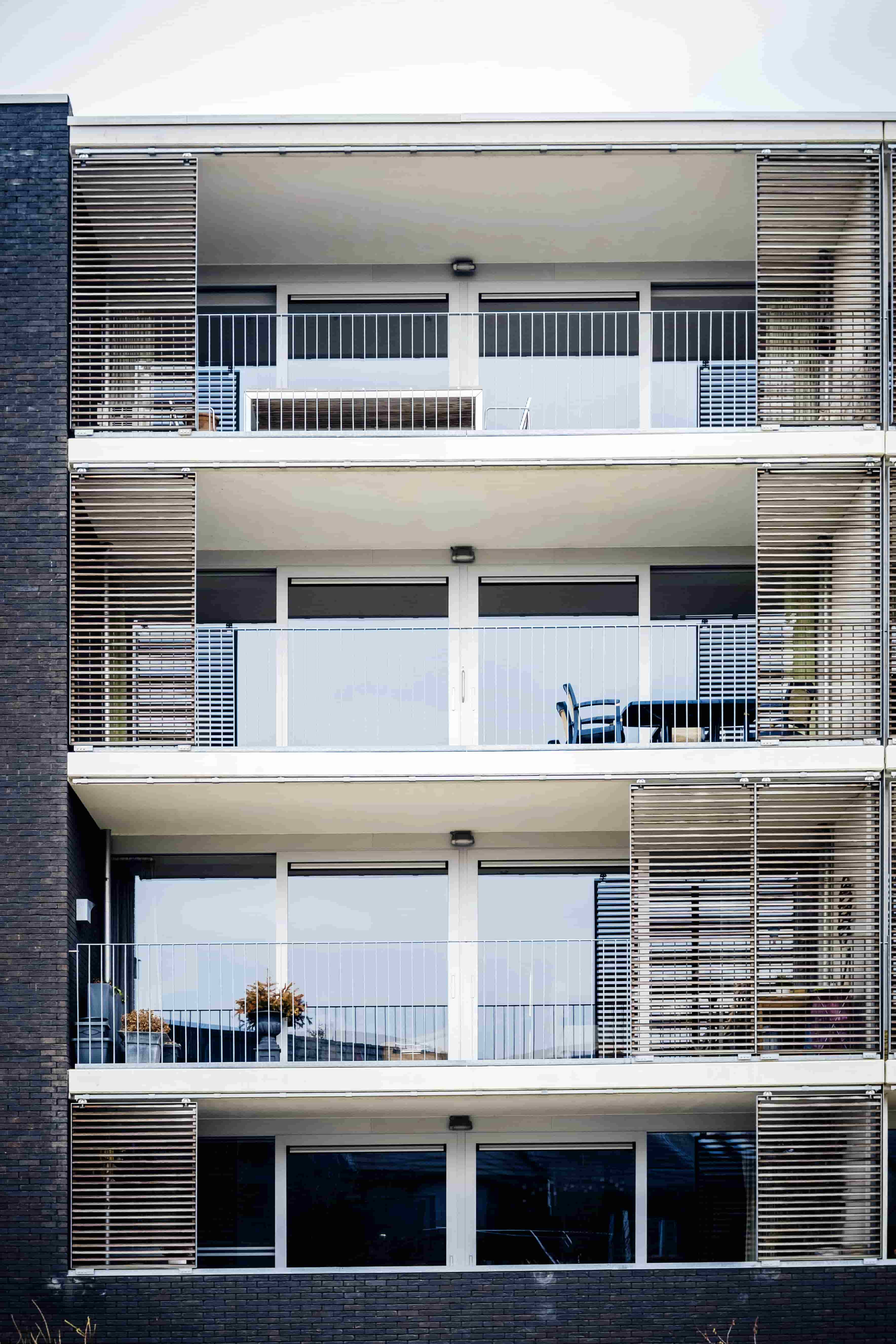 Logements collectifs avec terrasse construits sur une parcelle étroite