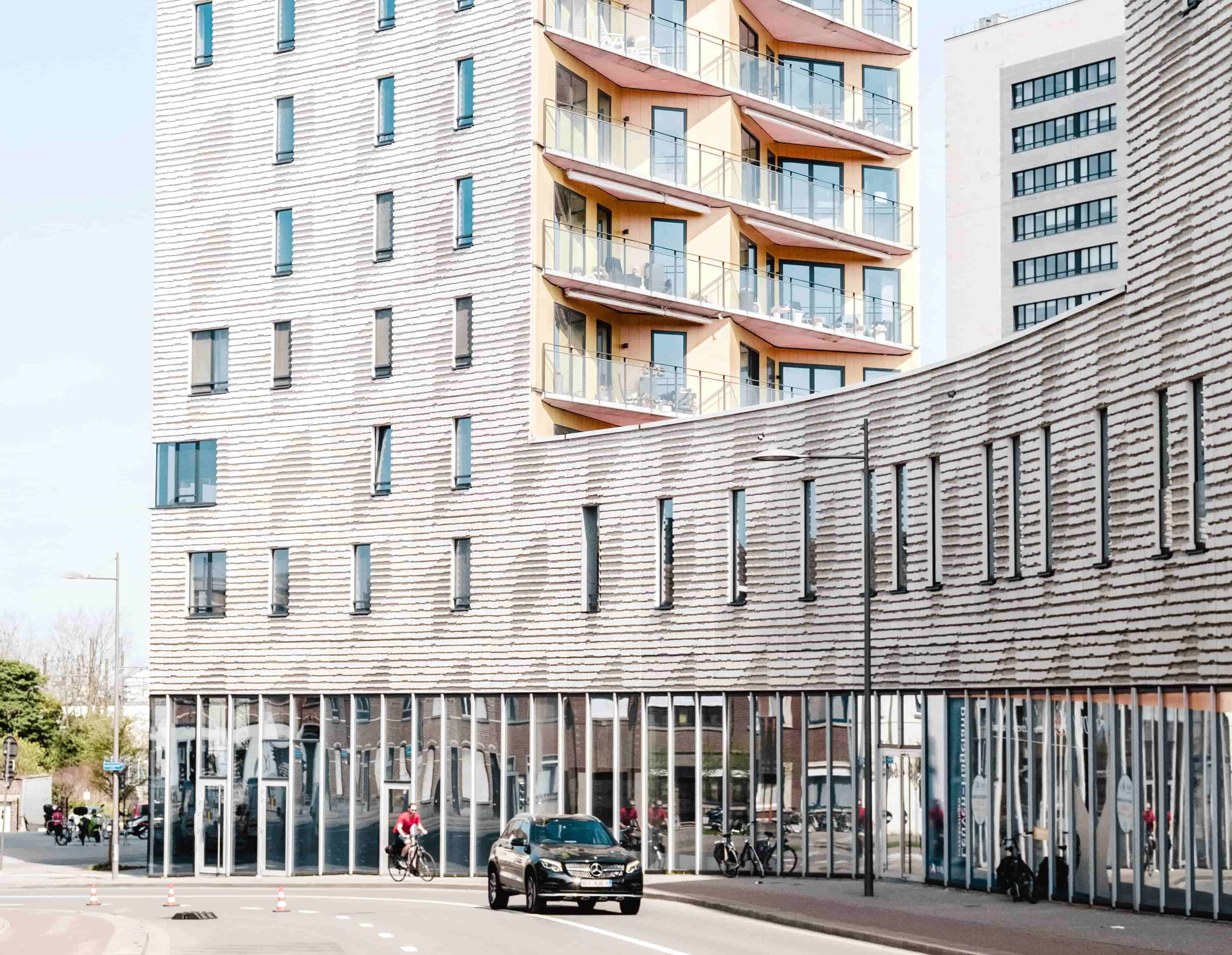 Coques commerciales en rez-de-chaussée dans un bâtiment neuf à l’architecture contemporaine