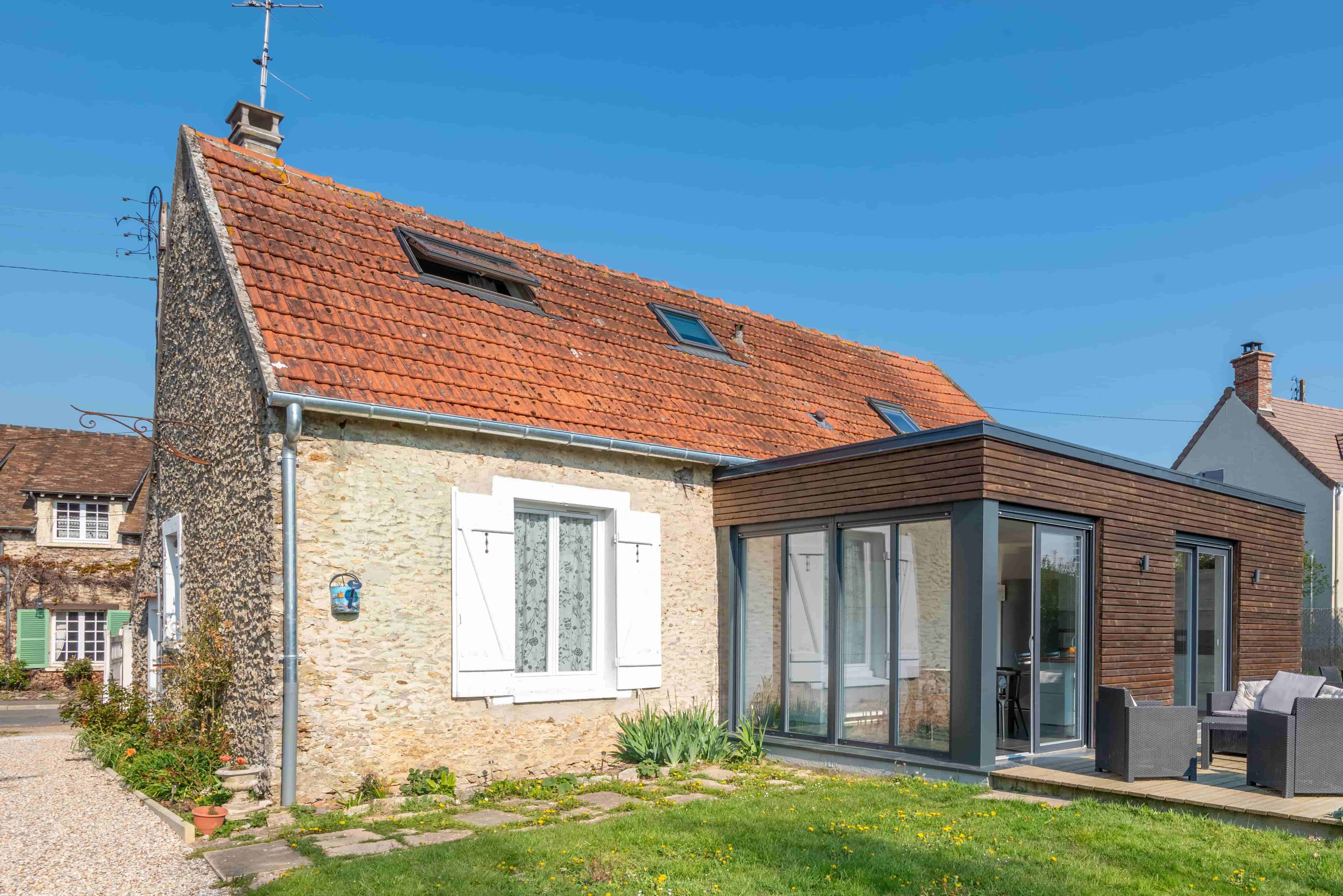 Extension de maison avec un bardage en bois, faite par un architecte
