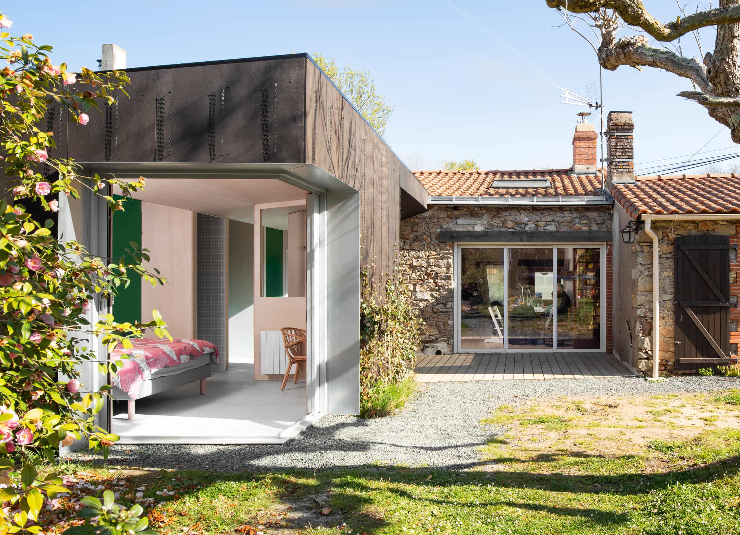 Suite parentale construite en extension d’une maison, avec une toiture terrasse
