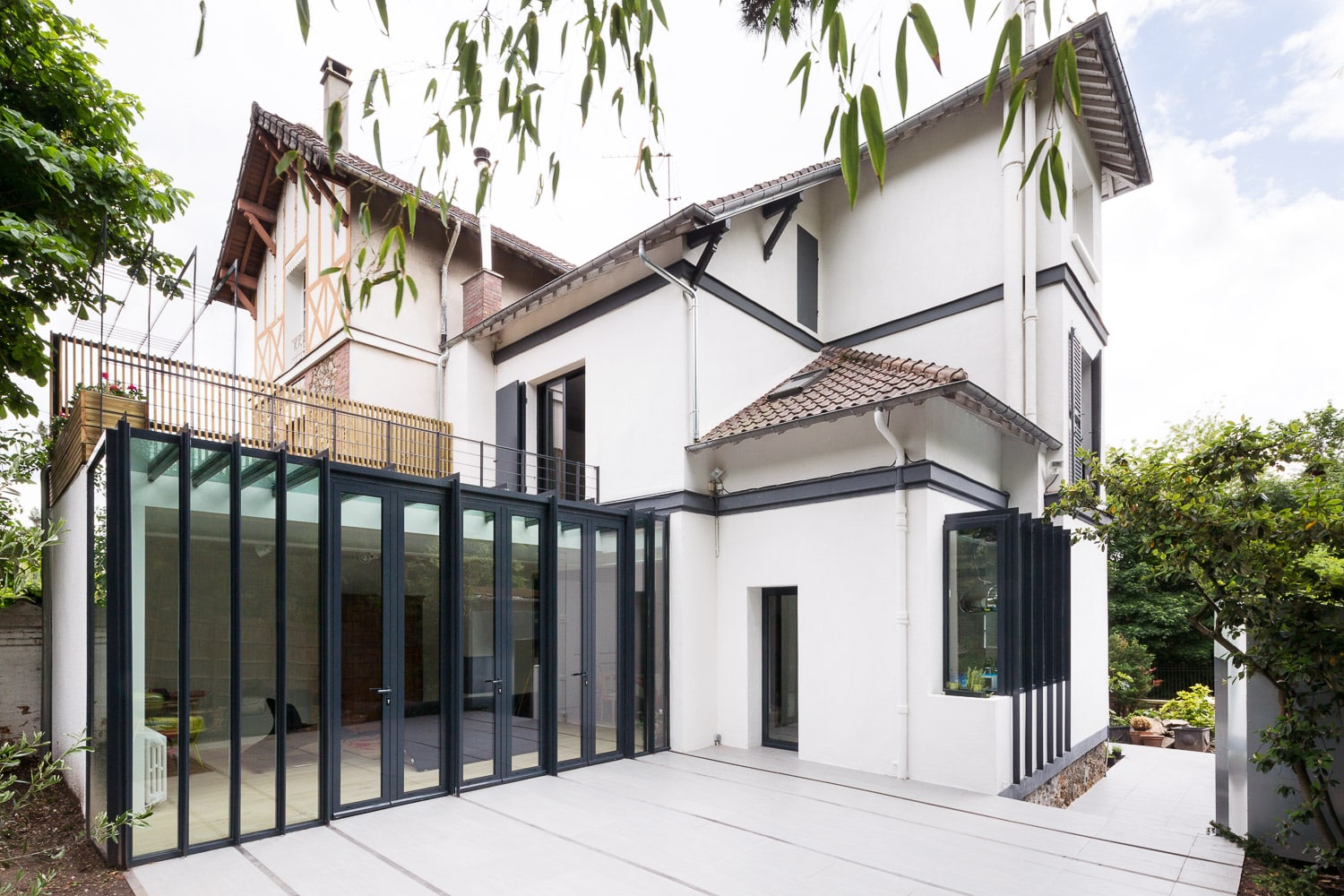 Extension d’une maison ancienne avec une véranda contemporaine