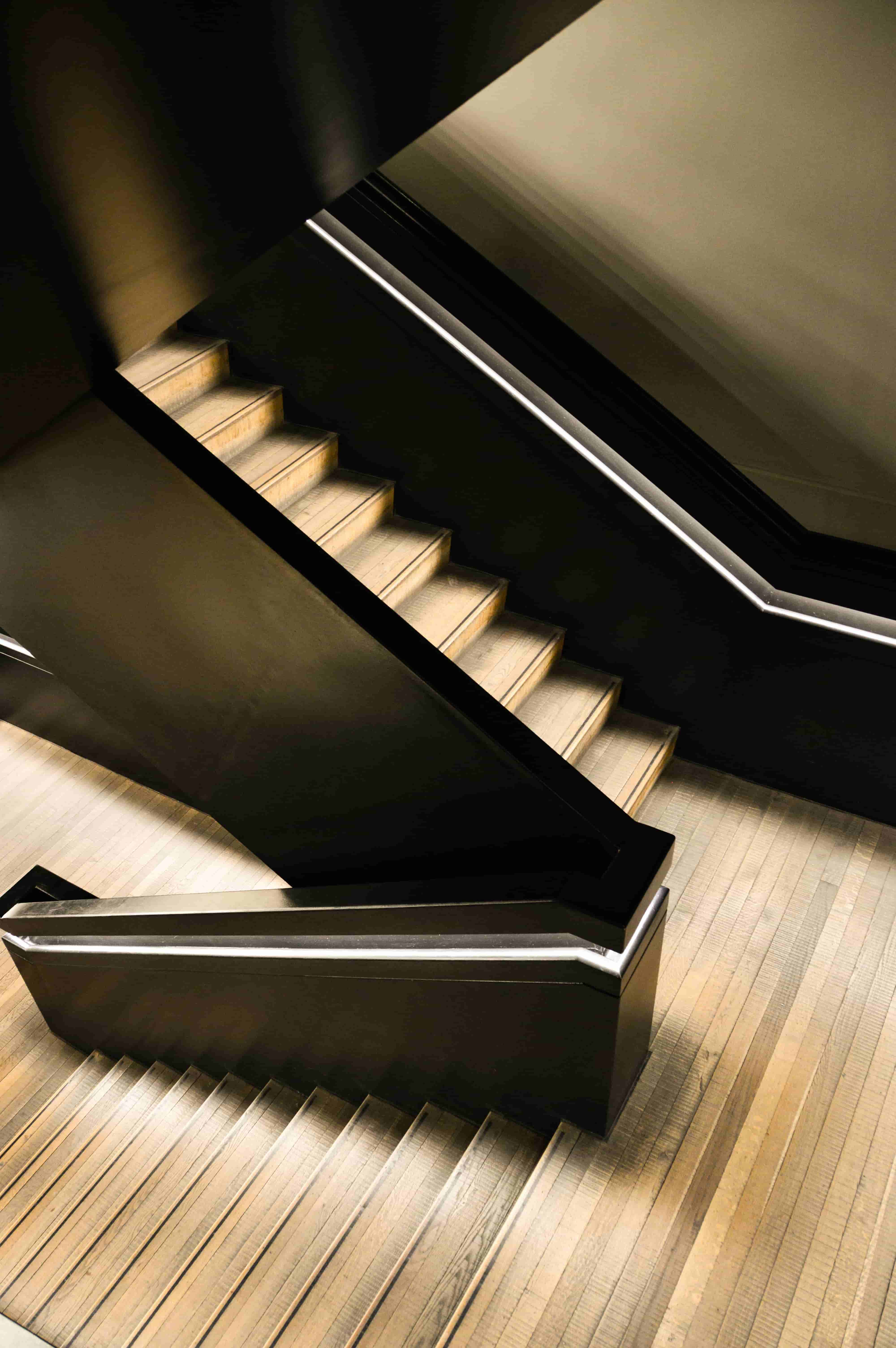 Escalier monumental rénové par un architecte dans un immeuble de bureaux