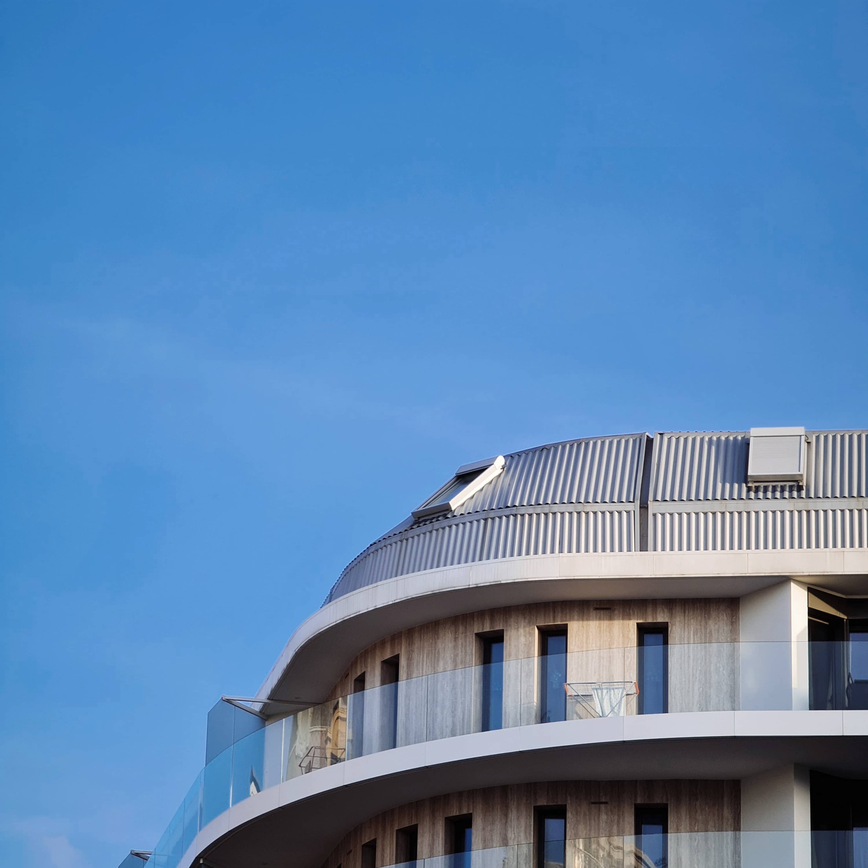 Vue sur les derniers étages d’un immeuble surélevé avec de grandes terrasses