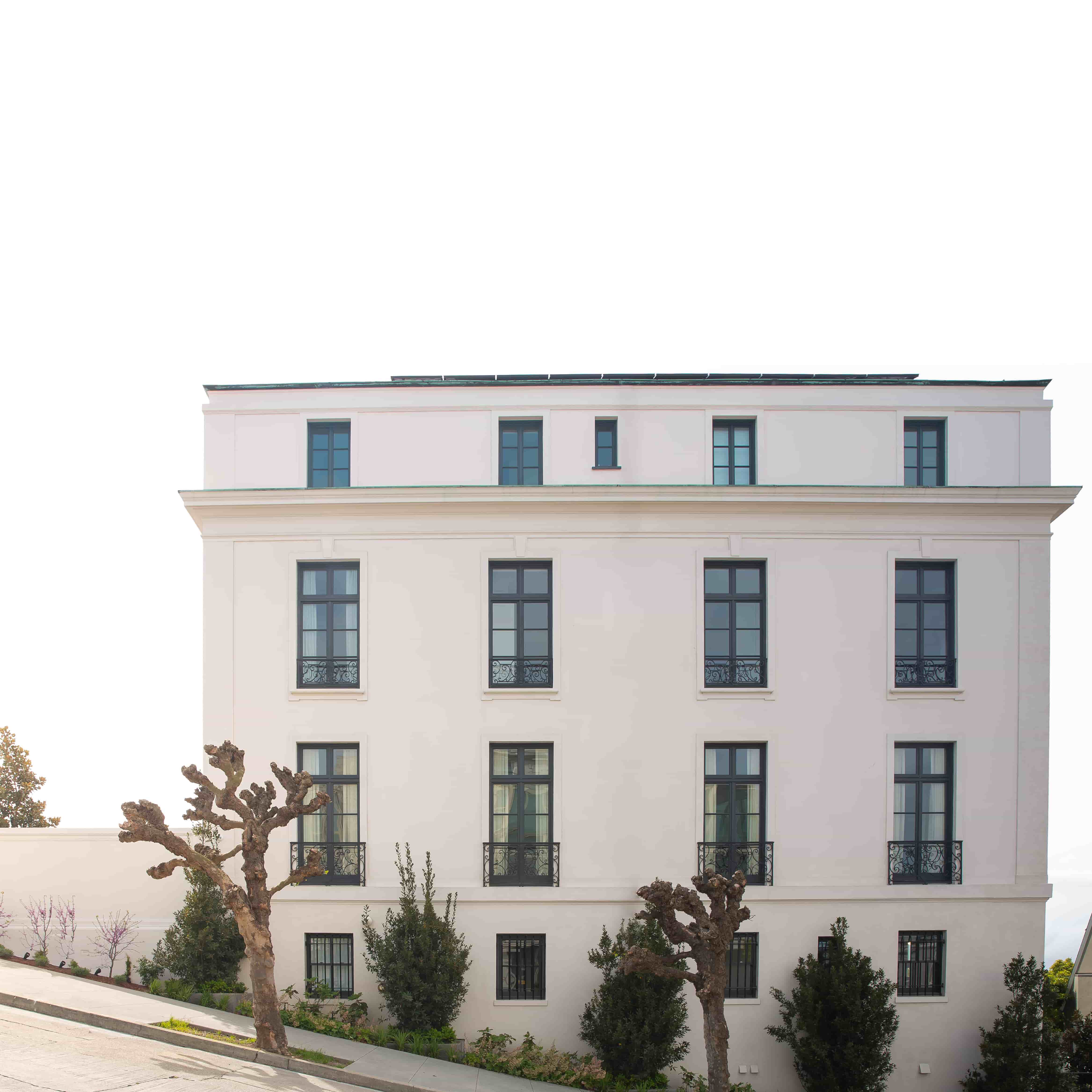 Immeuble ancien remarquable avec surélévation sur le toit