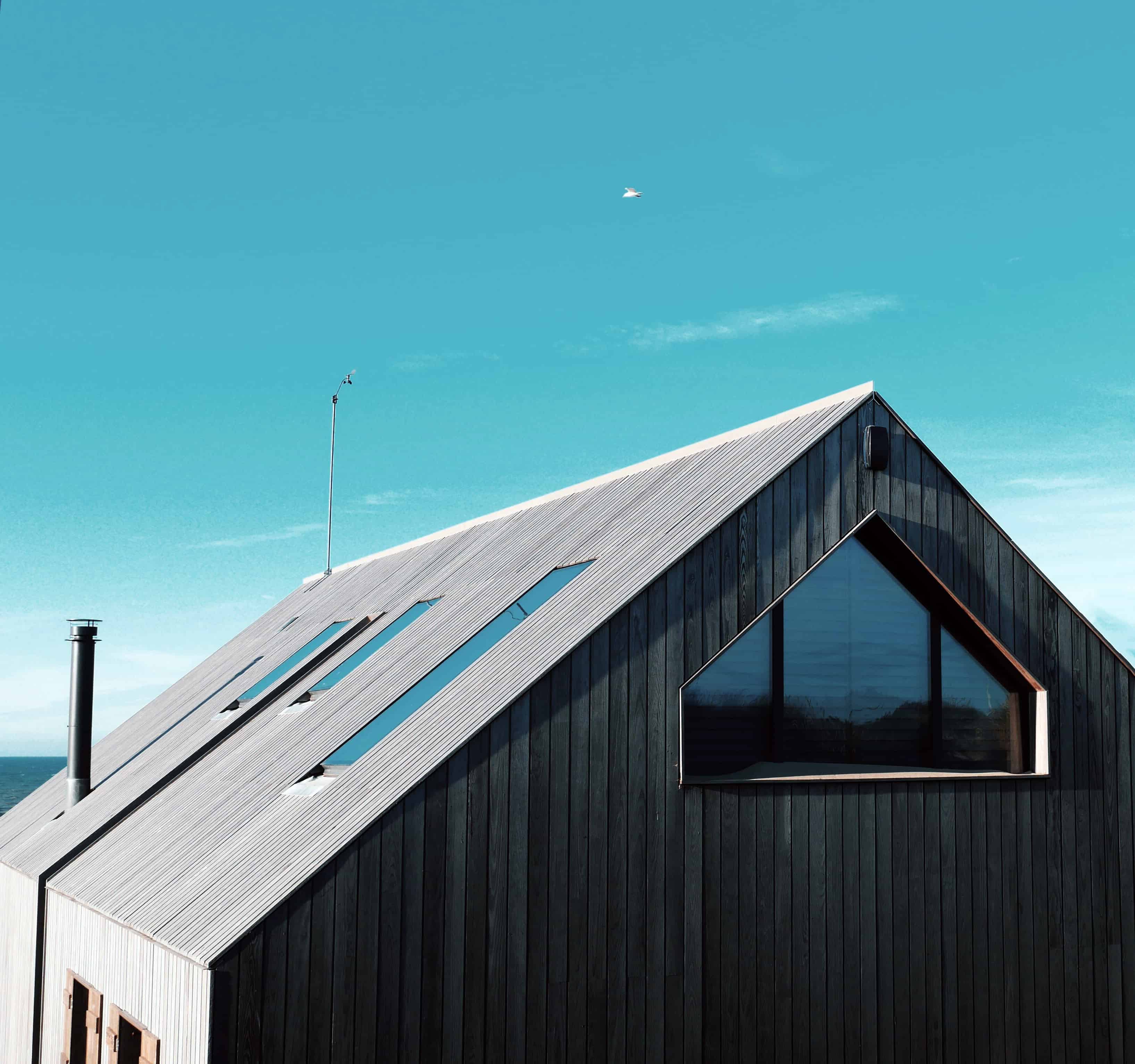 Surélévation de maison avec un bardage en bois, faite par un architecte