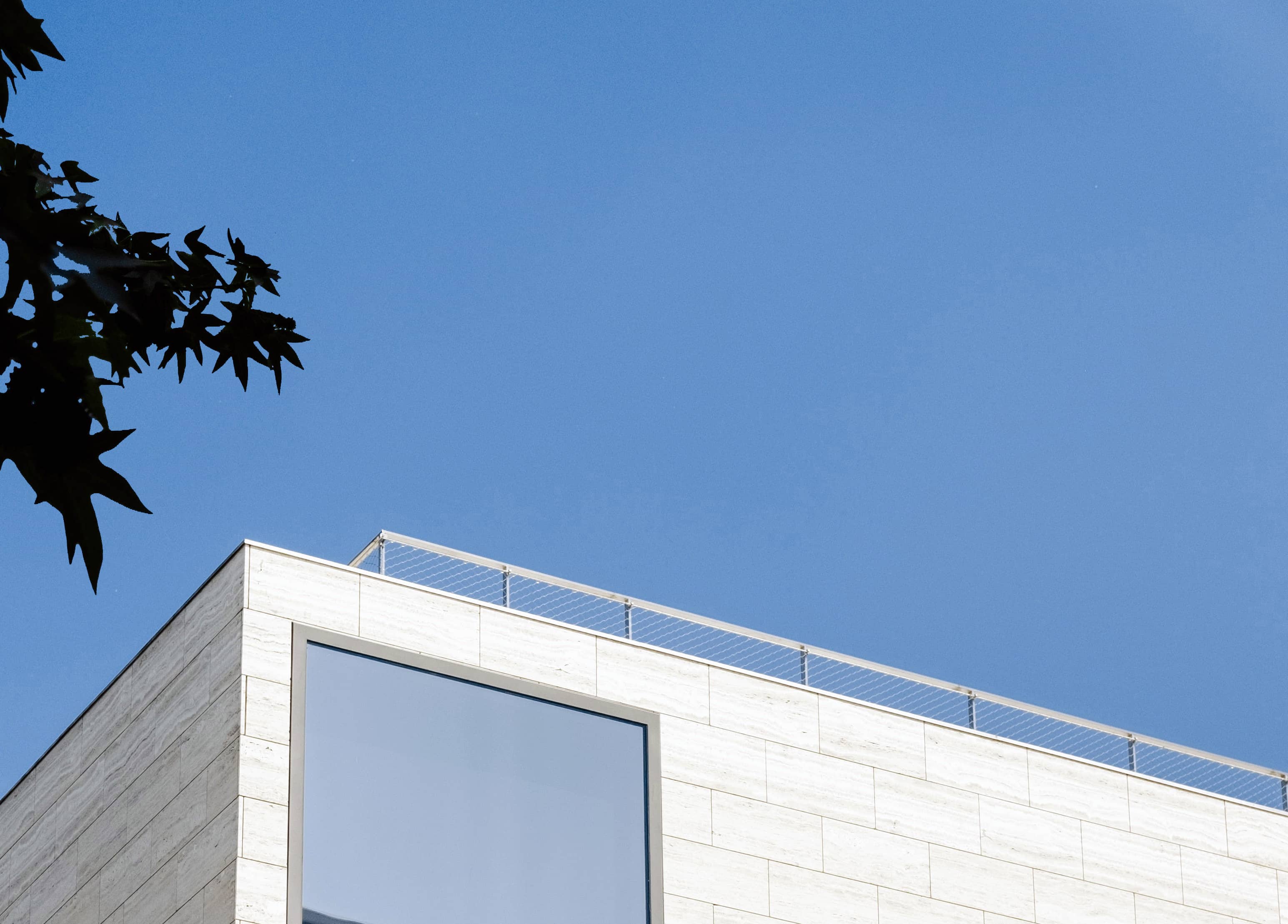 Vue de la terrasse sur le toit d’une maison depuis la rue