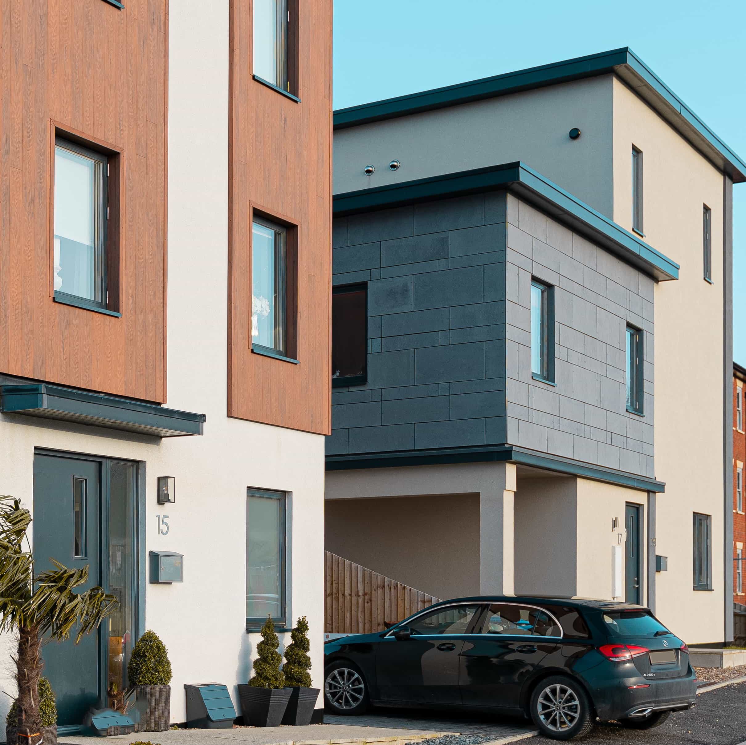 Bâtiments anciens serrés les uns contre les autres au fond d’une cour, avant/après